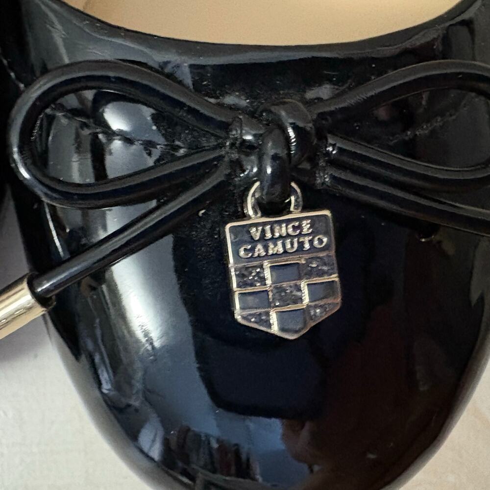 Vince Camuto Classic Black Patent Ballet Flats Bow Logo Charm Women’s Size 7M - Picture 6 of 11